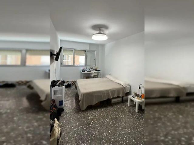 Room in a shared 5 bedroom apartment for rent in Murcia, bills included