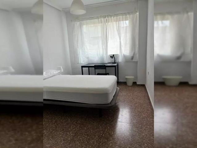 Room in a shared 5 bedroom apartment for rent in Murcia perfect for students