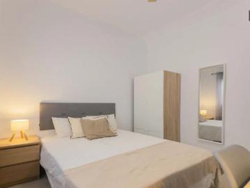 Room in a shared 5 bedroom apartment for rent in Nou Moles