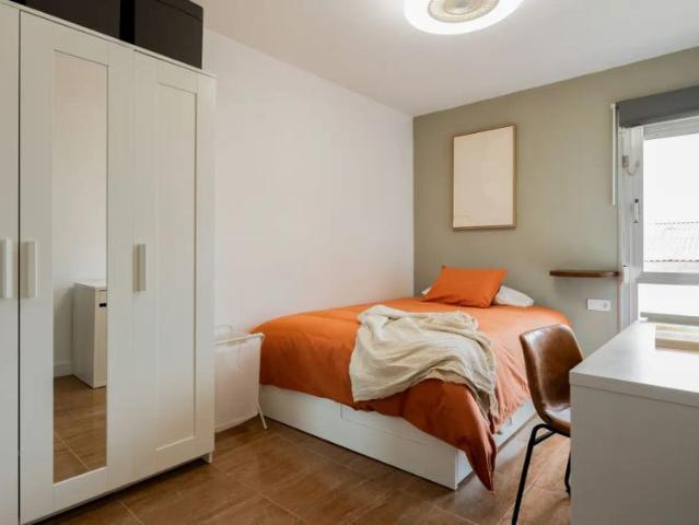Room in a shared 5 bedroom apartment for rent in Sabadell