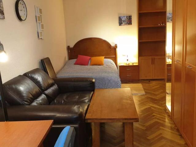 Room in a shared 5 bedroom apartment for rent in Salamanca, bills included, only for females, workers, or postgraduate students