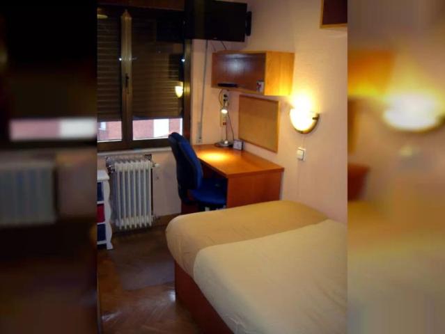Room in a shared 5 bedroom apartment for rent in Salamanca, bills included, only for females, workers, or postgraduate students