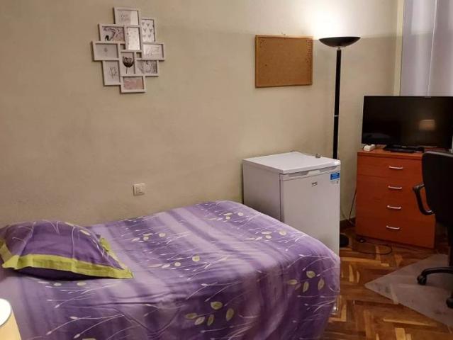 Room in a shared 5 bedroom apartment for rent in Salamanca, bills included, only for females, workers, or postgraduate students