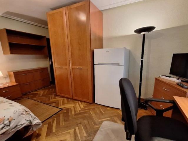 Room in a shared 5 bedroom apartment for rent in Salamanca, bills included, only for females, workers, or postgraduate students