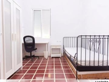 Room in a shared 5 bedroom apartment for rent in Sector Sur La Palmera Reina Mercedes, not for professionals