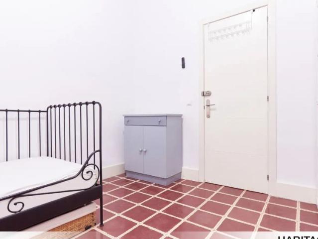 Room in a shared 5 bedroom apartment for rent in Sector Sur La Palmera Reina Mercedes, not for professionals