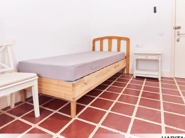 Room in a shared 5 bedroom apartment for rent in Sector Sur La Palmera Reina Mercedes, not for professionals