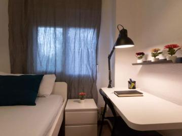 Room in a shared 5 bedroom apartment for rent in Pacífico, Madrid, perfect for professionals and students
