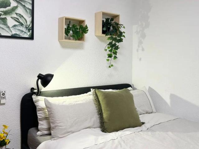 Room in a shared 5 bedroom apartment for rent in Quintana, bills included