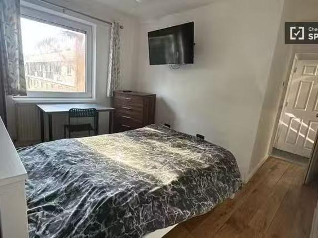 Room in a shared 5 bedroom apartment for rent in West Hill