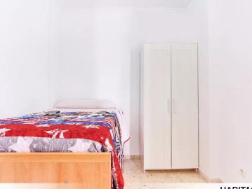 Room in a shared 5 bedroom apartment for rent in Triana, Seville