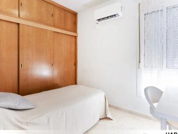 Room in a shared 5 bedroom apartment for rent in Triana, Seville
