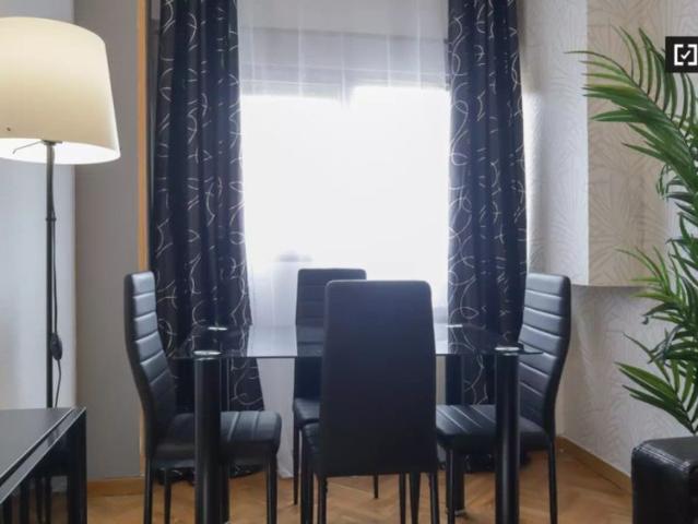 Room in a shared 5 bedroom apartment for rent in Valdebernardo