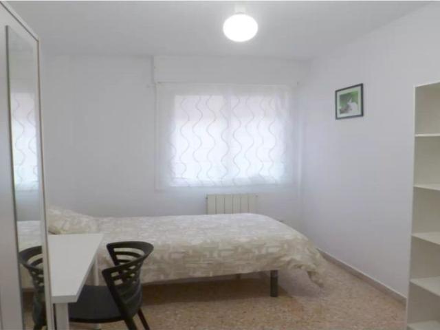 Room in a shared 5 bedroom apartment for rent in Zaragoza, all bills included