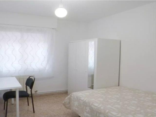 Room in a shared 5 bedroom apartment for rent in Zaragoza, all bills included