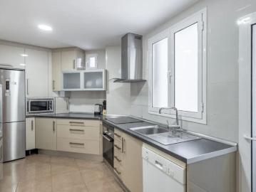 Room in a shared 6 bedroom apartment for rent in Camino de Ronda, all bills included, perfect for professionals or students