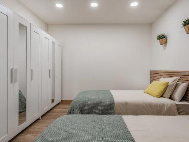 Room in a shared 6 bedroom apartment for rent in Centre, bills included