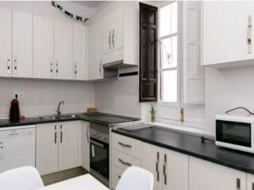 Room in a shared 6 bedroom apartment for rent in Centro Sagrario, professionals and students only