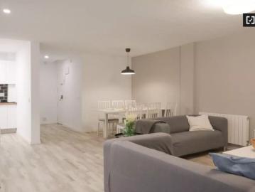 Room in a shared 6 bedroom apartment for rent in Aluche, perfect for professionals and students