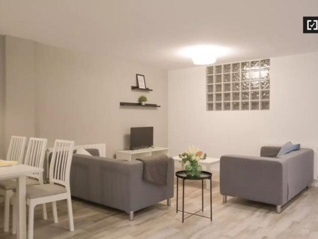 Room in a shared 6 bedroom apartment for rent in Aluche, perfect for professionals and students