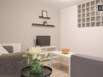 Room in a shared 6 bedroom apartment for rent in Aluche, perfect for professionals and students