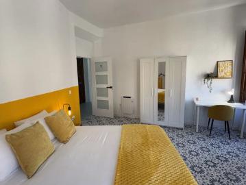 Room in a shared 6 bedroom apartment for rent in Albaycín perfect for females, professionals and students