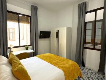 Room in a shared 6 bedroom apartment for rent in Albaycín perfect for females, professionals and students