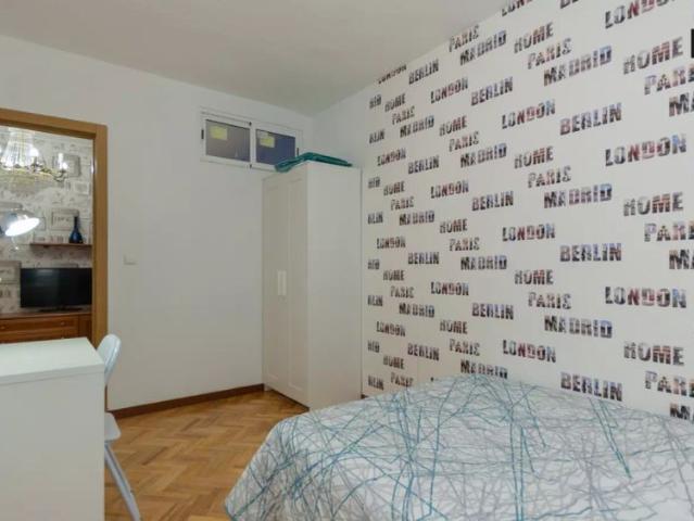 Room in a shared 6 bedroom apartment for rent in Alcalá de Henares, no couples