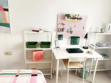 Room in a shared 6 bedroom apartment for rent in Alicante, Only Females, Professionals only