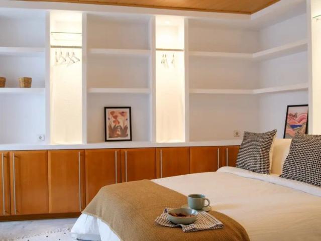 Room in a shared 6 bedroom apartment for rent in Alicante, professionals only