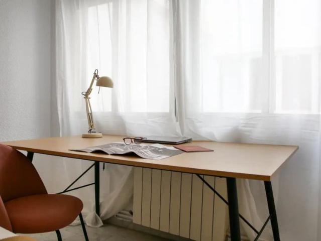 Room in a shared 6 bedroom apartment for rent in Alicante, professionals only