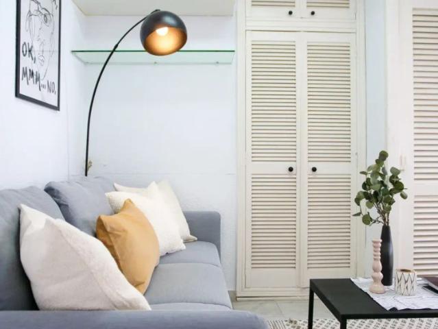 Room in a shared 6 bedroom apartment for rent in Alicante, professionals only