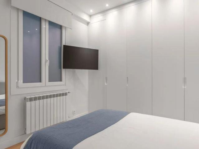 Room in a shared 6 bedroom apartment for rent in Gros