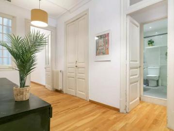 Room in a shared 6 bedroom apartment for rent in la Dreta de l'Eixample, perfect for females, students and professionals