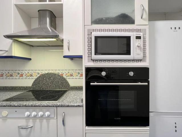 Room in a shared 6 bedroom apartment for rent in Sol, all bills included