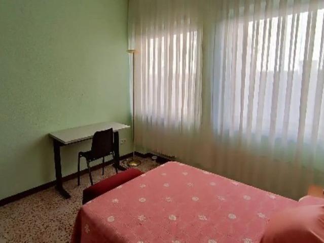 Room in a shared 6 bedroom apartment for rent in Salamanca, students only