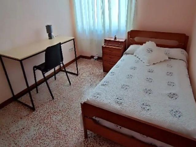 Room in a shared 6 bedroom apartment for rent in Salamanca, students only