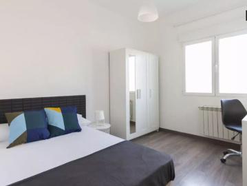 Room in a shared 6 bedroom apartment for rent in San Diego, suitable for students and professionals