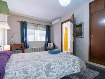 Room in a shared 6 bedroom apartment for rent in Sant Francesc