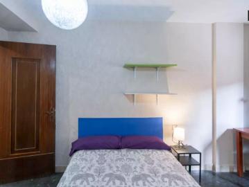 Room in a shared 6 bedroom apartment for rent in Sant Francesc