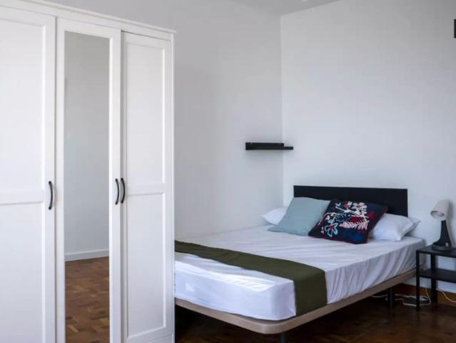 Room in a shared 6 bedroom apartment for rent in Sant Francesc