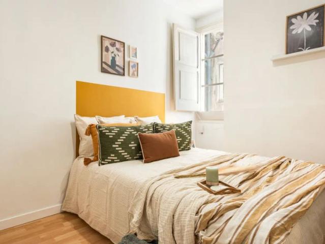 Room in a shared 6 bedroom apartment for rent in Sants, no couples