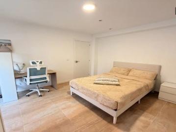 Room in a shared 6 bedroom apartment for rent in Torrent, suitable for professionals and students