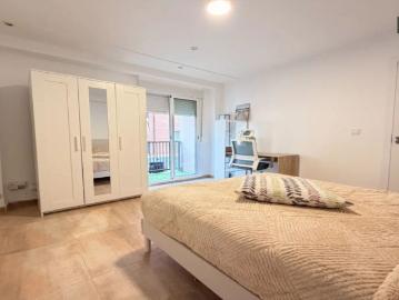 Room in a shared 6 bedroom apartment for rent in Torrent, suitable for professionals and students