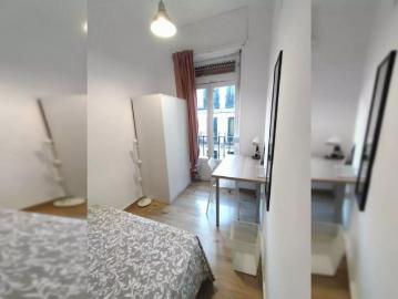 Room in a shared 6 bedroom apartment for rent in Universidad, Madrid for professionals and students