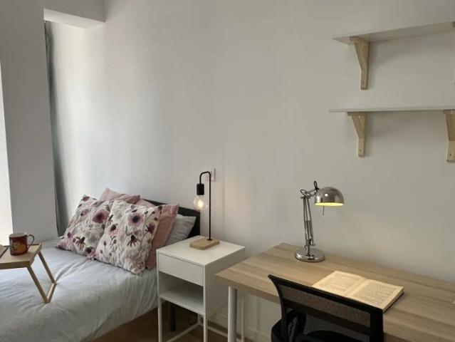 Room in a shared 6 bedroom apartment for rent in Vista Alegre perfect for professionals