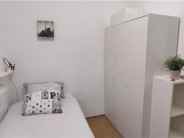 Room in a shared 6 bedroom apartment for rent in Zaragoza, bills included