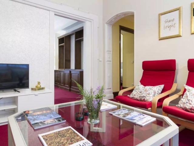 Room in a shared 7 bedroom apartment for rent in Abando, all bills included, professionals and students