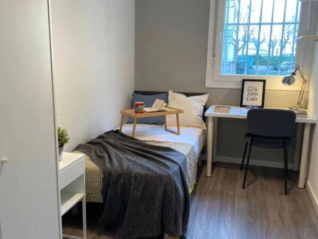 Room in a shared 7 bedroom apartment for rent in Aluche