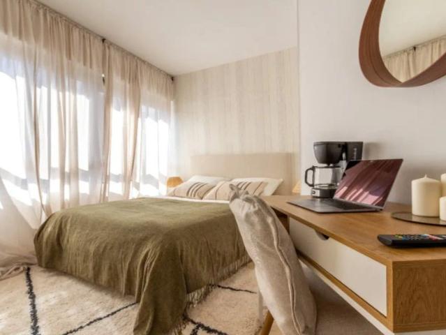Room in a shared 7 bedroom apartment for rent in Alicante, bills included
